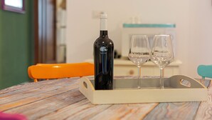 En vinflaska på ett bricka med två glas på ett träbord.