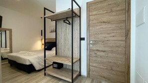 Desk, free WiFi - BARI AIRPORT ROOMS (Bari)