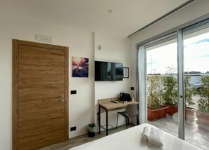 Desk, free WiFi - BARI AIRPORT ROOMS (Bari)