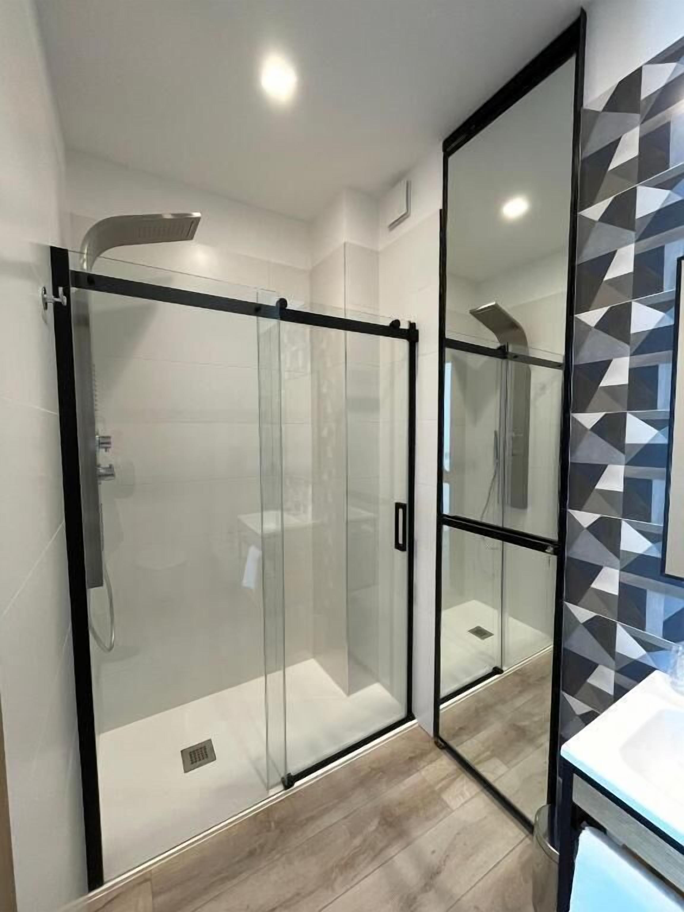 Habitación doble estándar | Baño | Regadera, secadora de cabello, toallas, jabón 