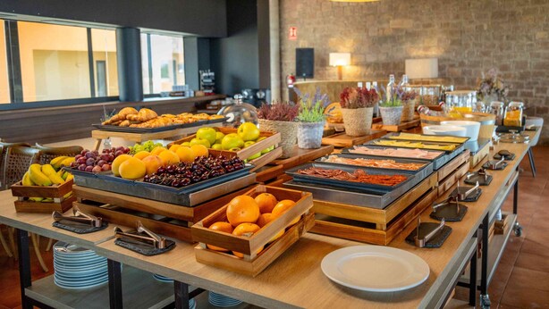 A buffet with various fruits, vegetables, and meats. - El Vilar de la Duquessa (Cardona)