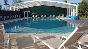 A swimming pool with lounge chairs and a covered area. - El Vilar de la Duquessa (Cardona)
