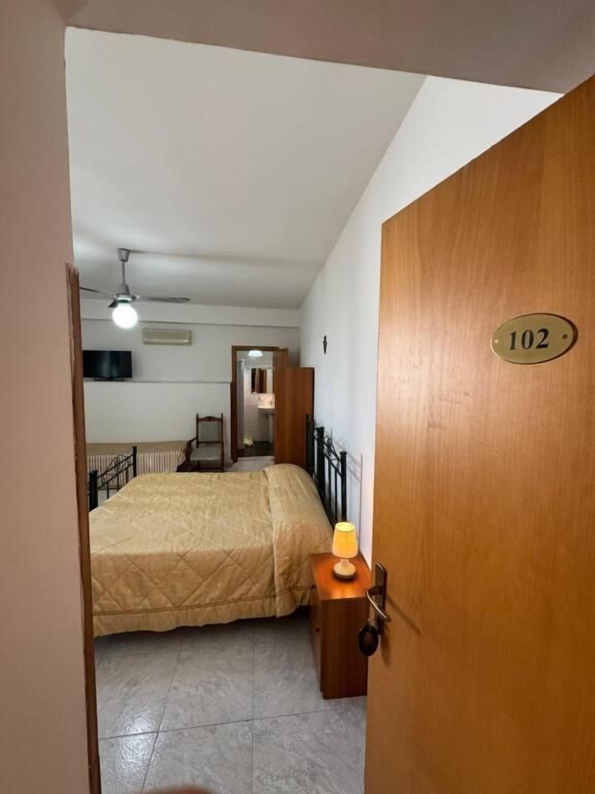 Perhehuone, parveke, näköala pihalle