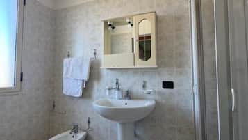 Dobbelt- eller tomannsrom – classic, balkong, sjøutsikt | Bad