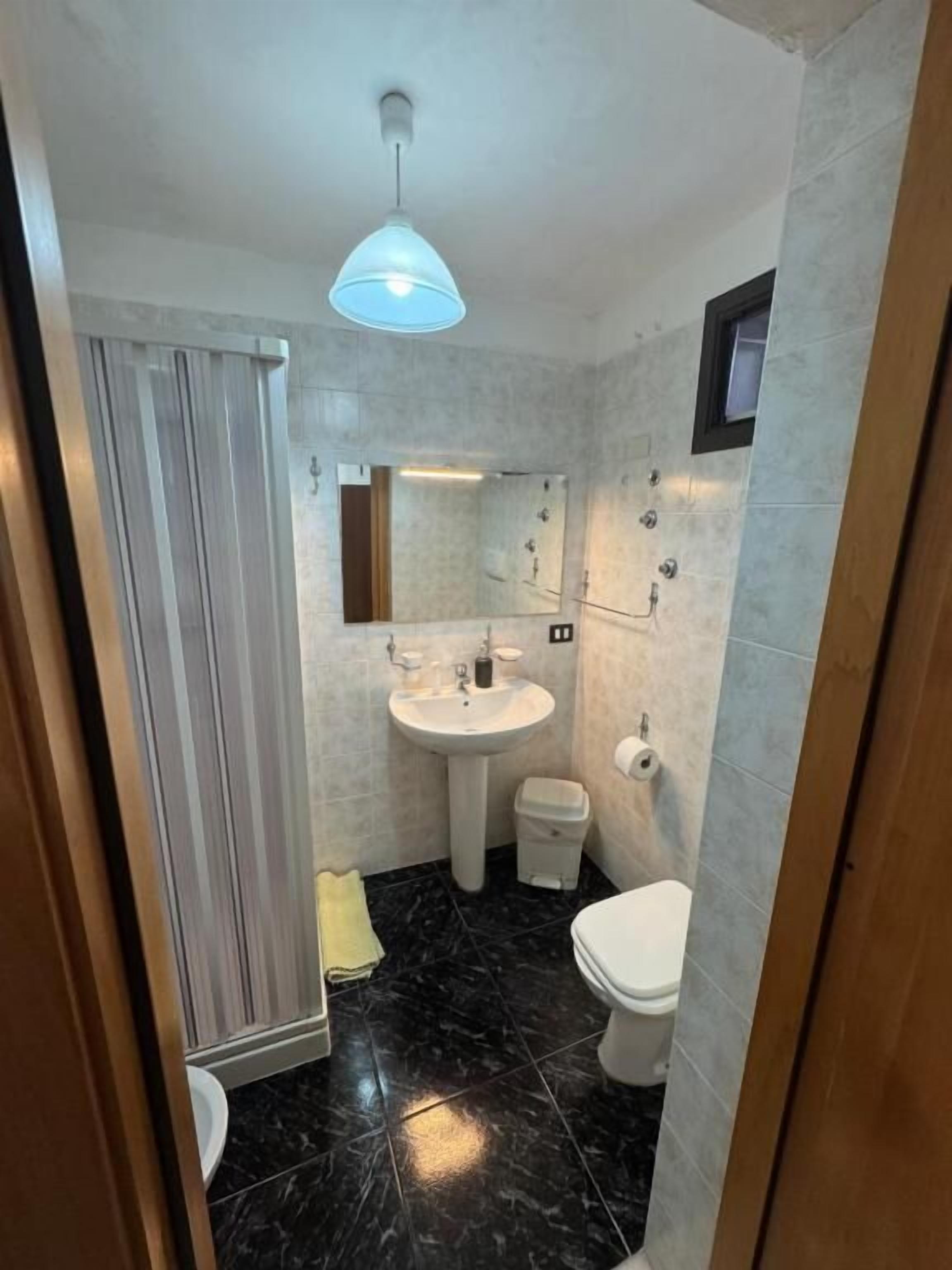 Perhehuone, parveke, näköala pihalle | Kylpyhuone