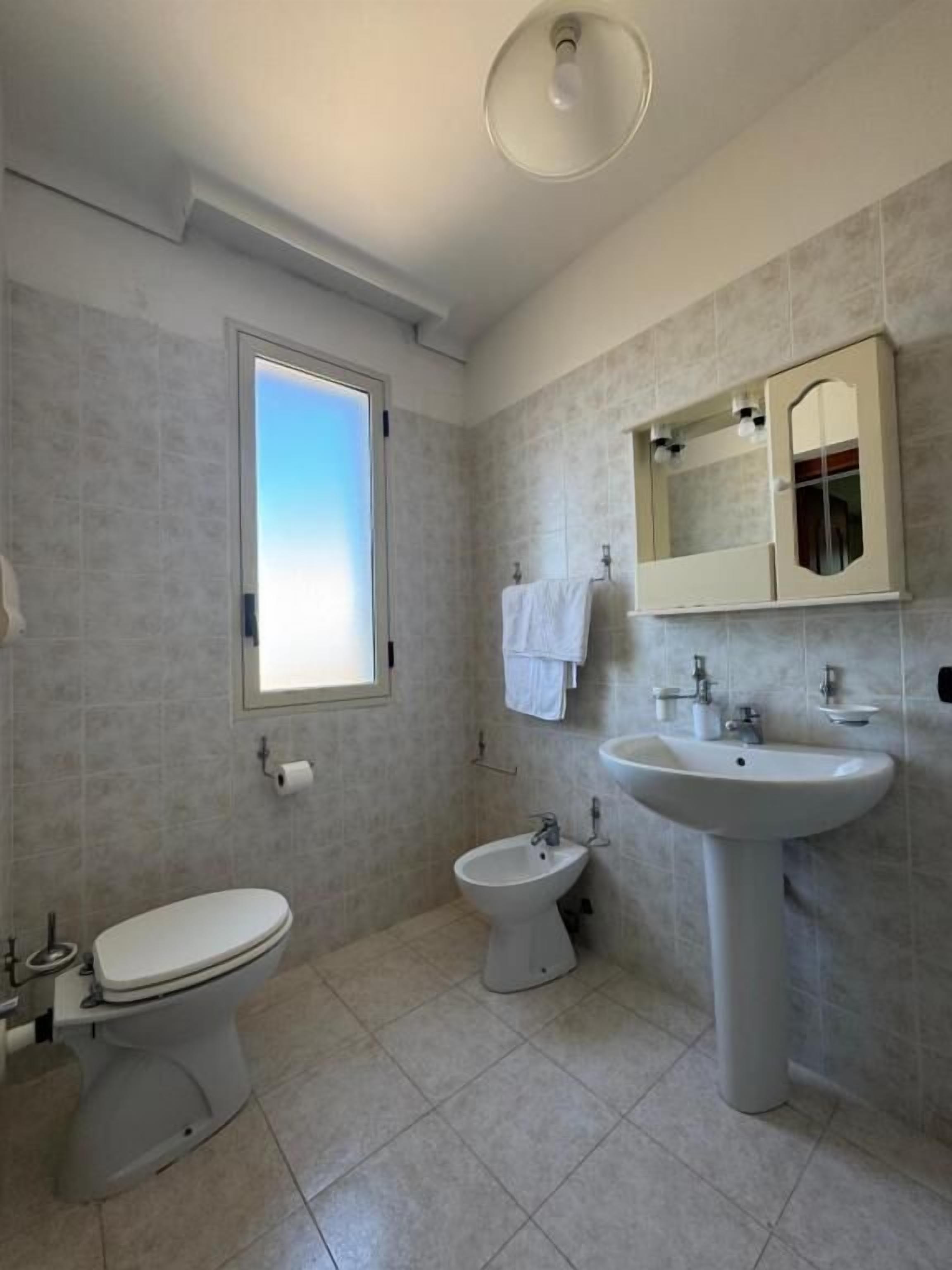 Camera Classic con letto matrimoniale o 2 letti singoli, balcone, vista mare | Bagno | Set di cortesia gratuito, asciugacapelli, asciugamani, sapone