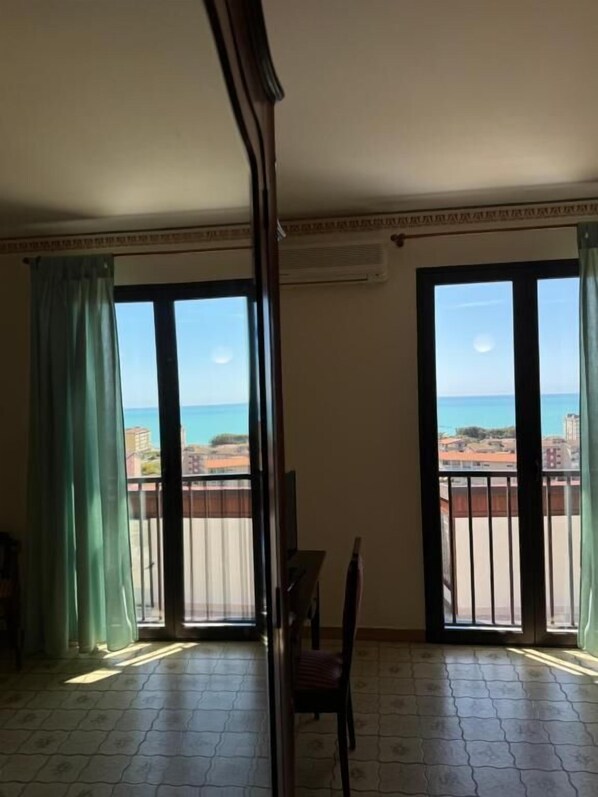 Classic Double or Twin Room, Balcony, Sea View | Interior