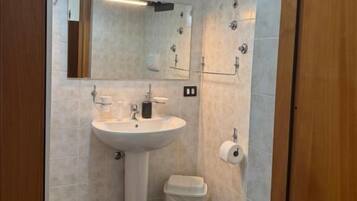 Familierom, balkong, bakgårdsutsikt | Bad