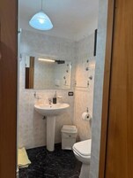 Habitación familiar, balcón, vistas al patio | Baño