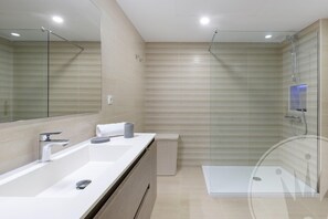 Shower, hair dryer, towels - La Manga Club Los Olivos Apartment 169 (Atamaría)