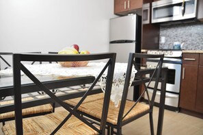 Fridge, microwave, oven, toaster - Cjour loft Apartment (Montréal)