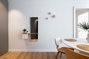 Dining - Premium Apartment, City View, King + Single (Sitges)