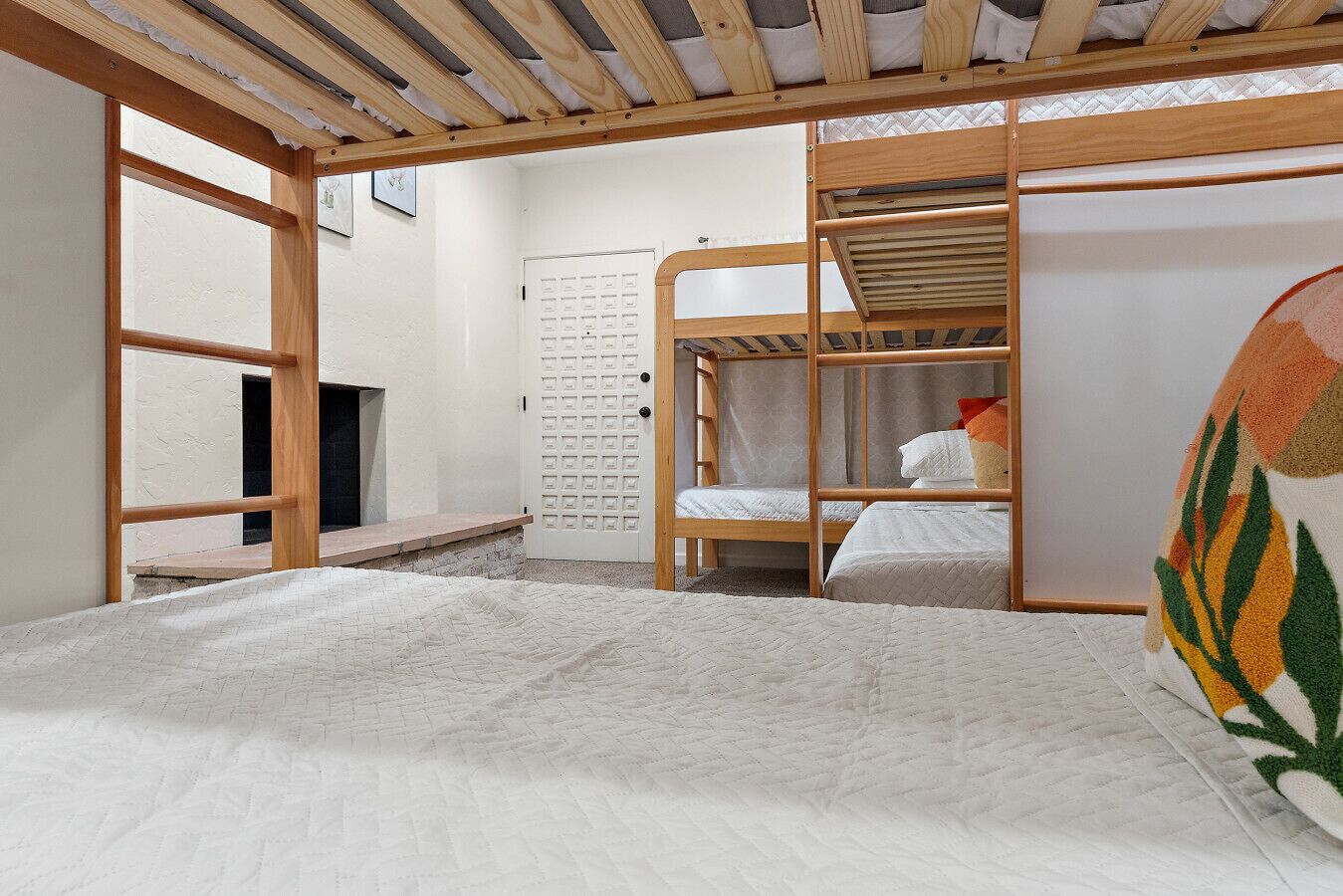 5 habitaciones, escritorio, tabla de planchar con plancha y wifi 