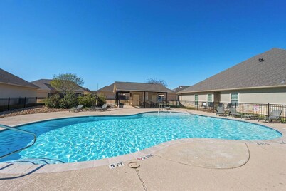 Spacious 3BR/3BA Townhome | Tempur-Pedic Beds | Pool Access