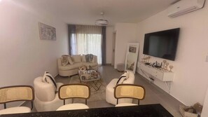 Apartment, 2 Schlafzimmer, barrierefrei, Terrasse | Wohnzimmer