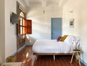 6 bedrooms, iron/ironing board, WiFi, bed sheets - AMPARO · Spacious Home with Double Parking (Oaxaca)