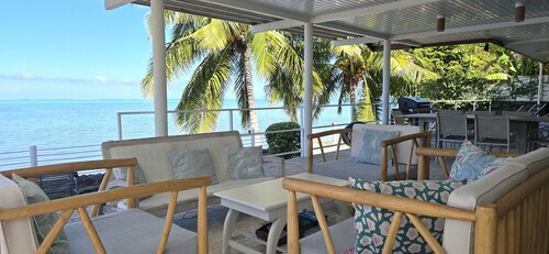 Villa Azura | Edge of lagoon and beach, view of Moorea