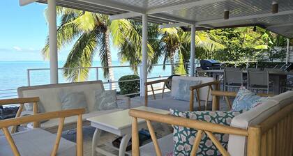 Villa Azura | Edge of lagoon and beach, view of Moorea