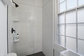 Shower, hair dryer, towels, soap - Terrace Suite - 2BR w/ 2 Ensuite Baths + Terrace,  Walk to Riverwalk & Dining (Wilmington)