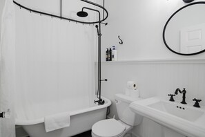 Shower, hair dryer, towels, soap - Terrace Suite - 2BR w/ 2 Ensuite Baths + Terrace,  Walk to Riverwalk & Dining (Wilmington)