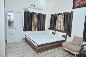 Family Room, Mountain View - Viraj Farm Resort (Mulshi)