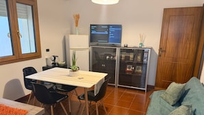 Un espai vital reduït amb zona de dinar, petita cuina i seients.