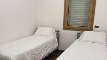 2 chambres, fer et planche à repasser, Wi-Fi gratuit, draps fournis