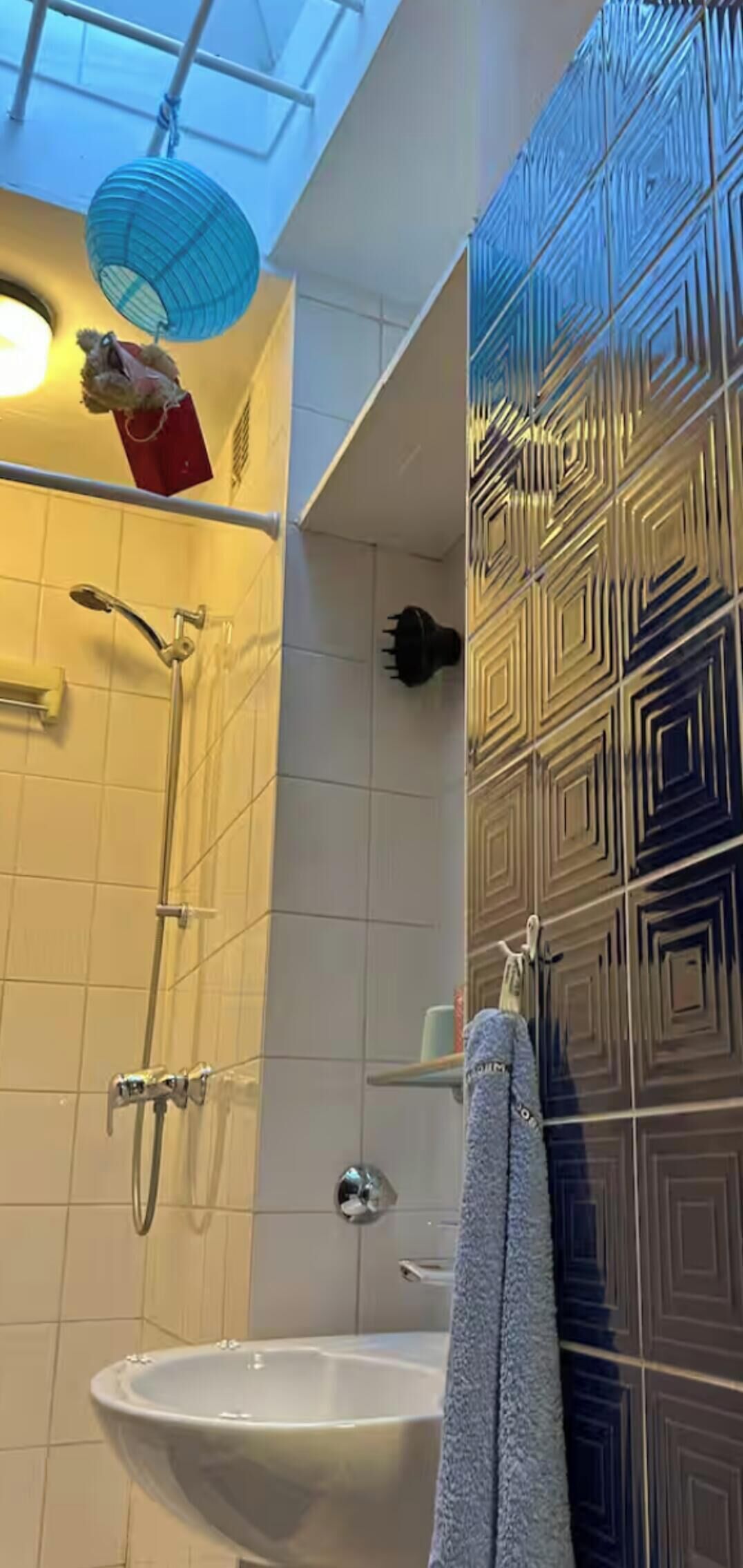 ヘアドライヤー、タオル、石鹸、トイレットペーパー