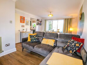 Living area - Farnham Park Apartment (Farnham)