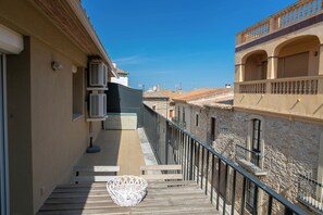 Property grounds - 2 bedroom apartment in the center of Begur (H08) (Begur)