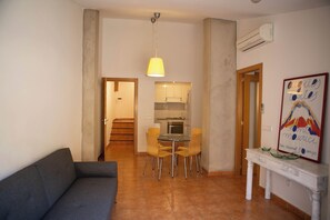 TV - 2 bedroom apartment in the center of Begur (H08) (Begur)
