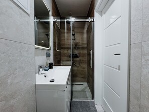 Shower, hair dryer, towels, toilet paper - Old Town Residence next to Main Station Dapartments.eu (Kraków)