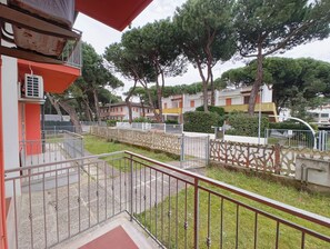 Garden - Welcoming Apartment for Five Guests in Rosolina (Rosolina)