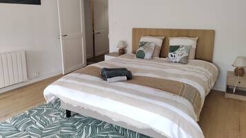 2 bedrooms, desk, travel crib, WiFi (free)