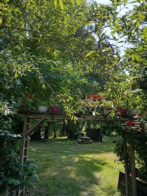 Property grounds - Holiday Home “Gîte De La Cascade” with Private Pool, Garden and Wi-Fi (Lesparre-Médoc)