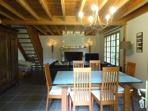Dining - Holiday Home “Gîte De La Cascade” with Private Pool, Garden and Wi-Fi (Lesparre-Médoc)