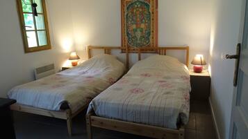 3 bedrooms, iron/ironing board, WiFi, bed sheets