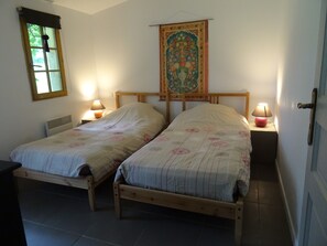 3 bedrooms, iron/ironing board, WiFi, bed sheets