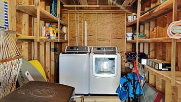 Studio (3 Bedrooms) | Property amenity