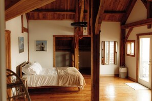 Room - Fawn Crest - Timber Frame Retreat, 20 acres, Firepit, 5 mins to Alfred U/State (Alfred Station)