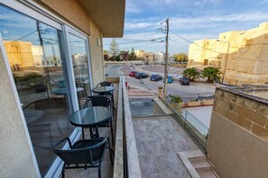 Outdoor dining - Charming Marsaskala Stay |Balcony & Seafront Walks (Marsaskala)