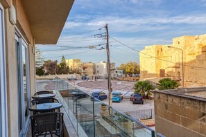 Outdoor dining - Charming Marsaskala Stay |Balcony & Seafront Walks (Marsaskala)