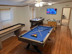 Games room - Spacious 4-bedroom home in tranquil Gilbertsville (Gilbertsville)