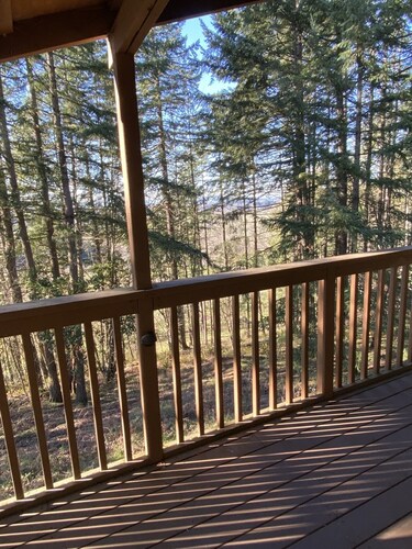 Quiet Country Hillside Retreat 3-bedroom house with AC close to Lebanon