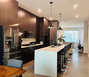 Private kitchen - Modern house with Aurora views (Yellowknife)