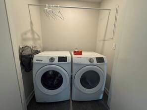 Interior - Modern house with Aurora views (Yellowknife)