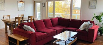 Aurora views from 2 br apartment by lake!