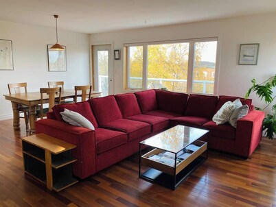 Aurora views from 2 br apartment by lake!