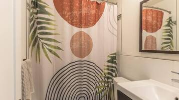 Douche, séchoir à cheveux, shampooing