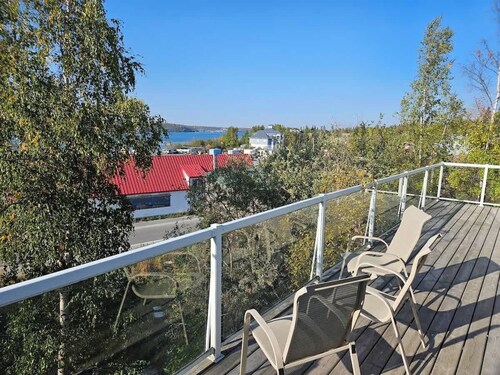 Aurora views from 2 br apartment by lake!
